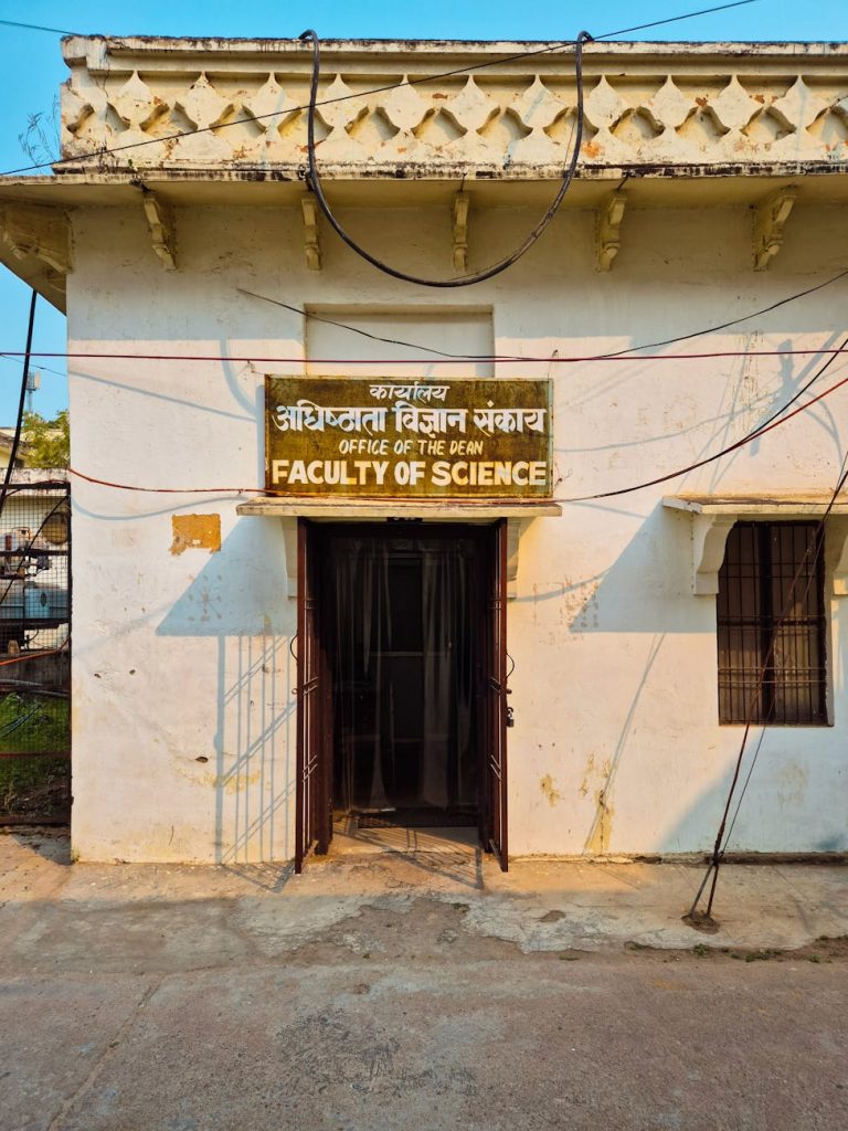 Exterior view of Faculty of Science entrance with bilingual signage.